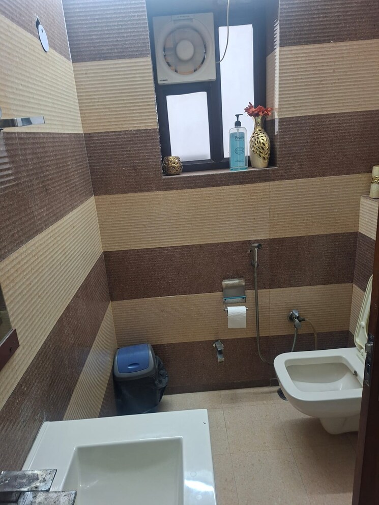 undefined, sector 26 6+ Bedroom 288 Sq.Mt. Villa In Sector 26 Noida 9810964