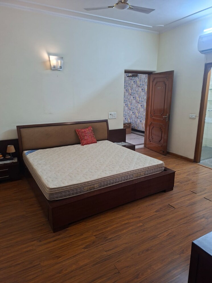Bedroom, sector 26 6+ Bedroom 288 Sq.Mt. Villa In Sector 26 Noida 9810964