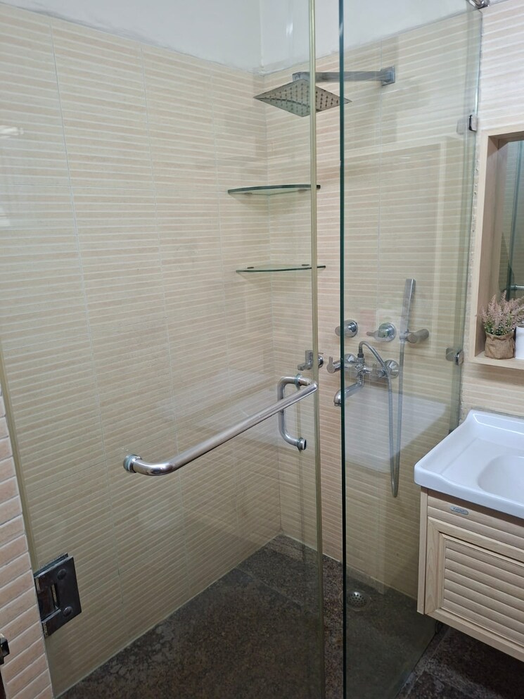 Bathroom, sector 26 6+ Bedroom 288 Sq.Mt. Villa In Sector 26 Noida 9810964