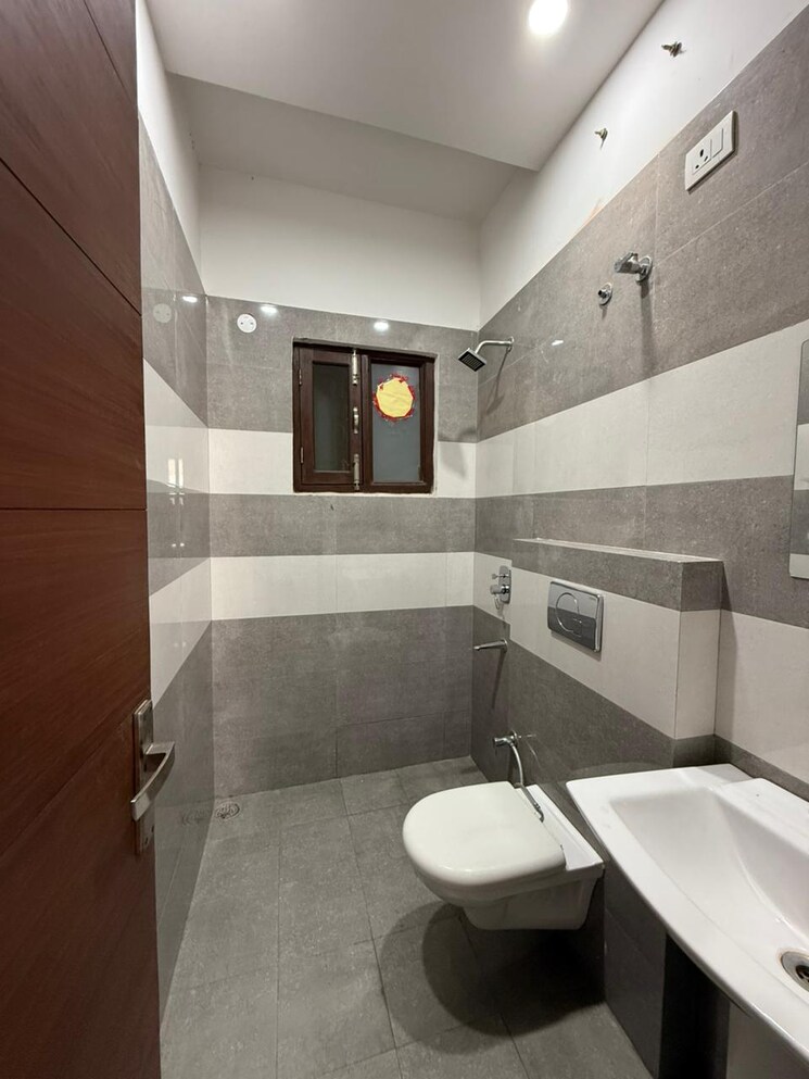 Bathroom, green-valley-residencia 3 Bedroom 1737 Sq.Ft. Apartment In Ghazipur Zirakpur 9811020