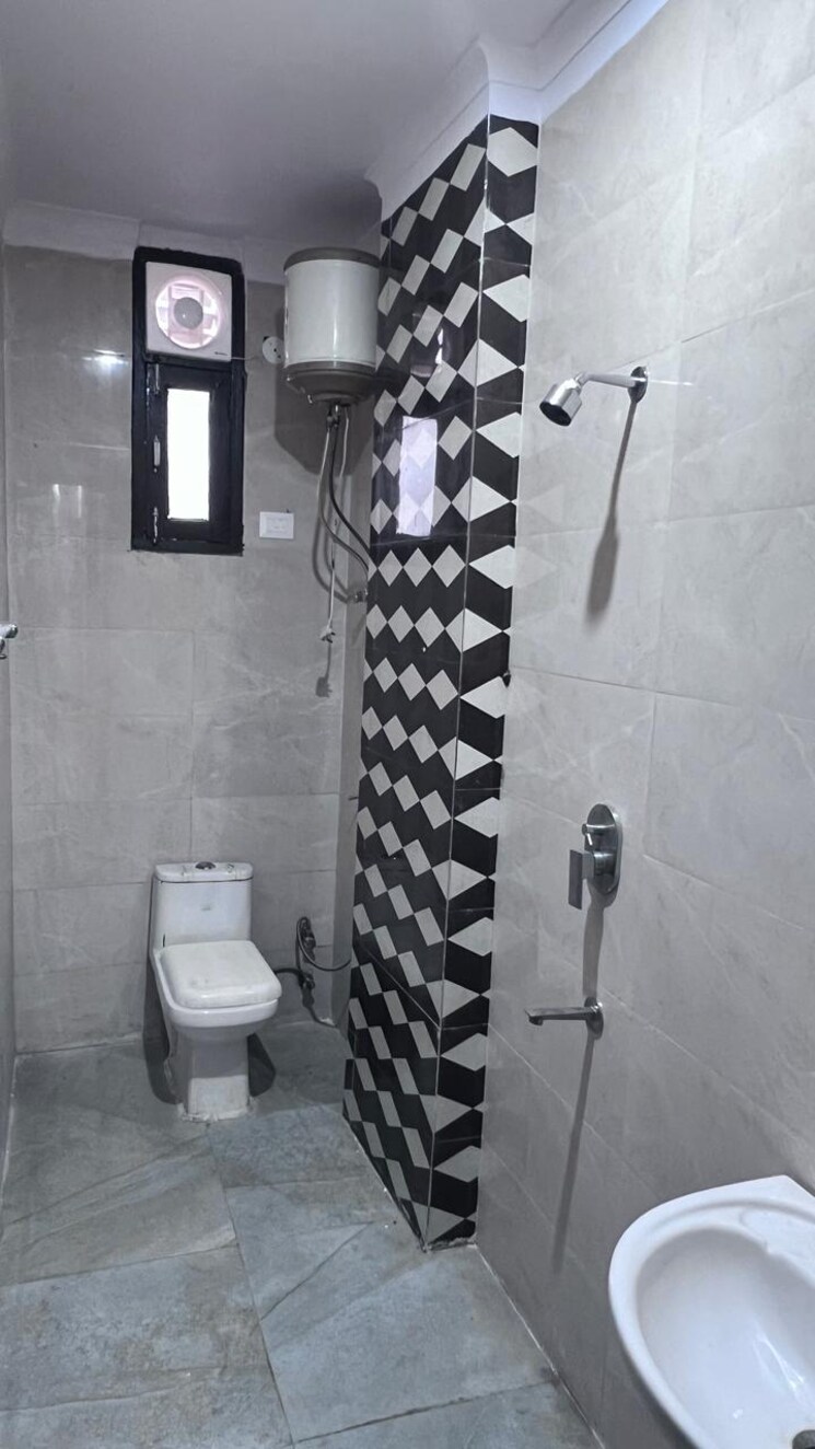 Bathroom, raj nagar 3 Bedroom 95 Sq.Yd. Builder Floor In Raj Nagar Delhi 9811078