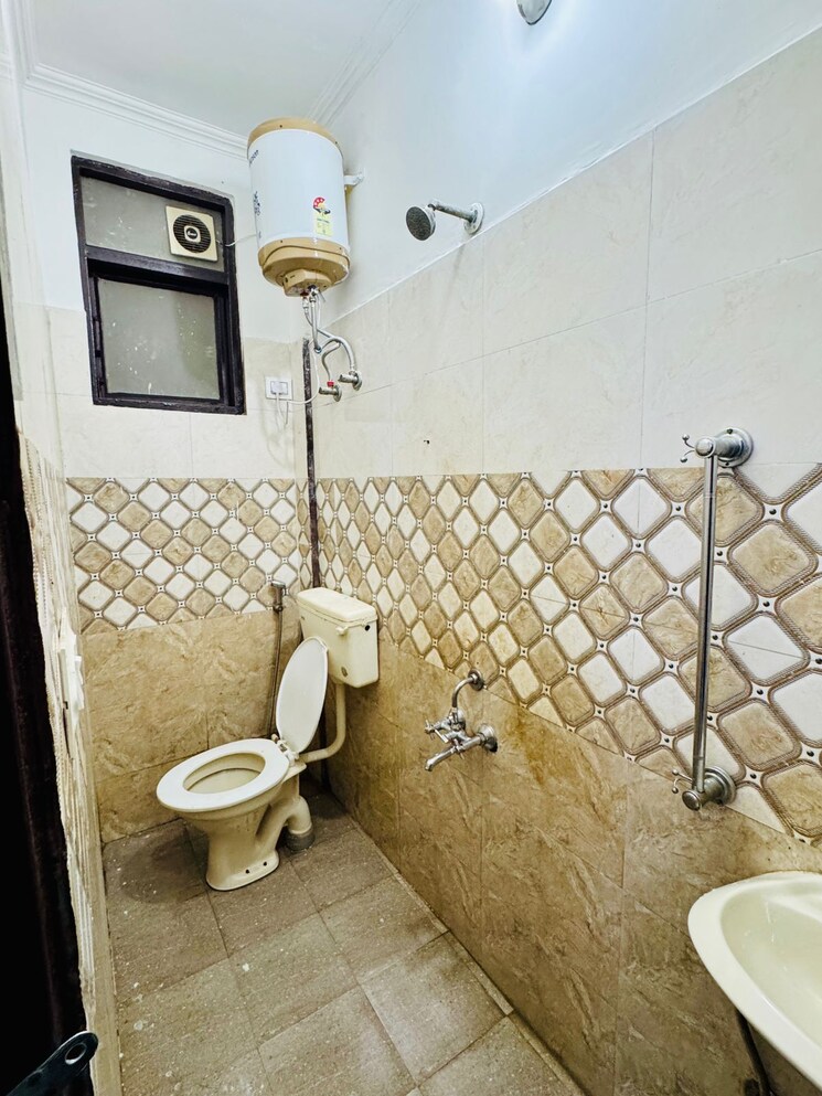 Bathroom, saket 2 Bedroom 800 Sq.Ft. Builder Floor In Saket Delhi 9811300
