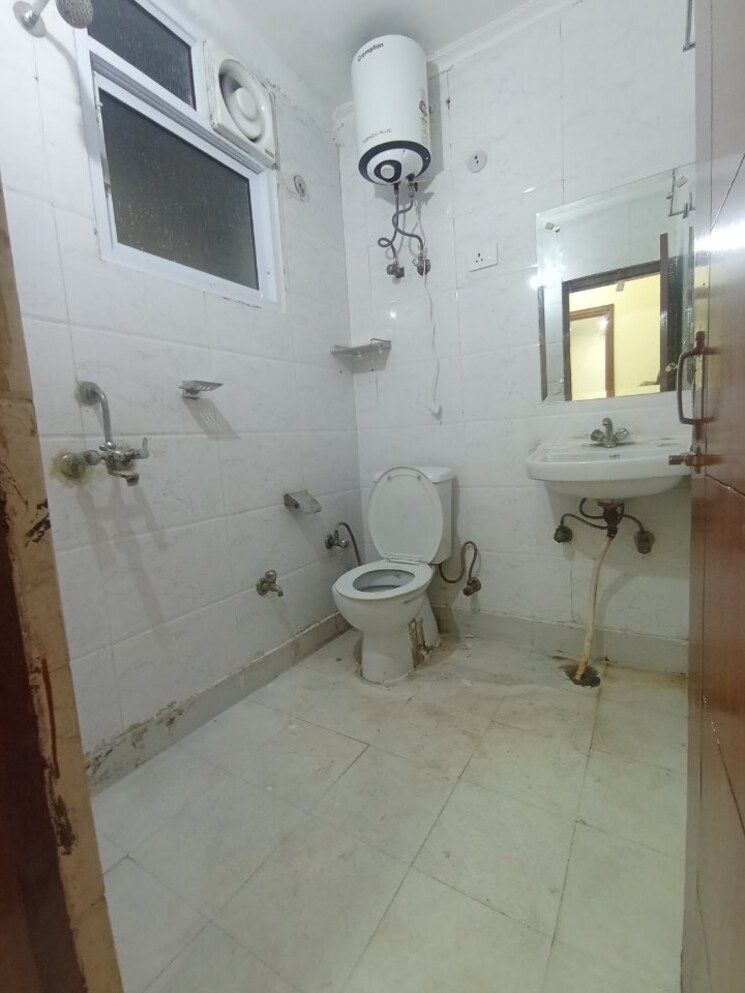Bathroom, sultanpur 2 Bedroom 650 Sq.Ft. Independent House In Sultanpur Delhi 9811427