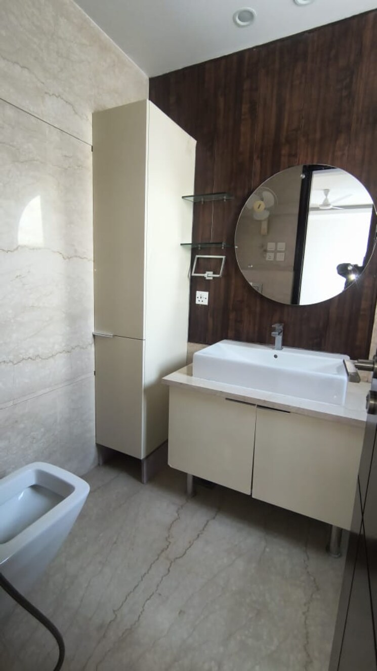 Bathroom, safdarjung development area 4 Bedroom 2500 Sq.Ft. Builder Floor In Safdarjung Development Area Delhi 9811463