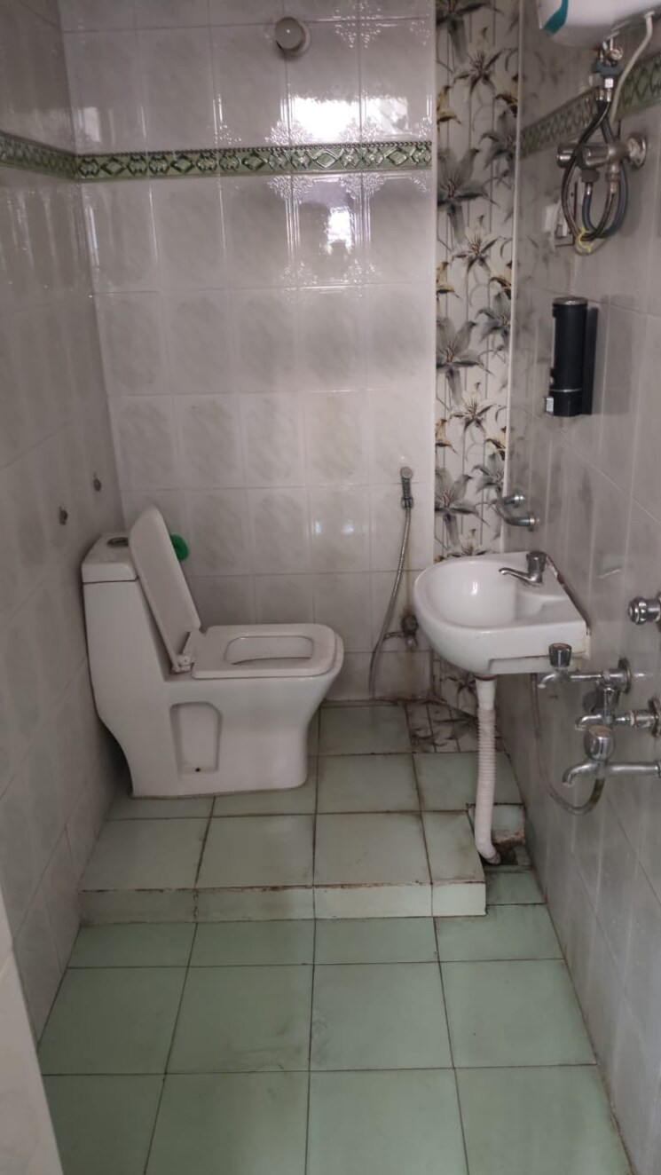 Bathroom, viraj khand 2 Bedroom 800 Sq.Ft. Independent House In Viraj Khand Lucknow 9811565