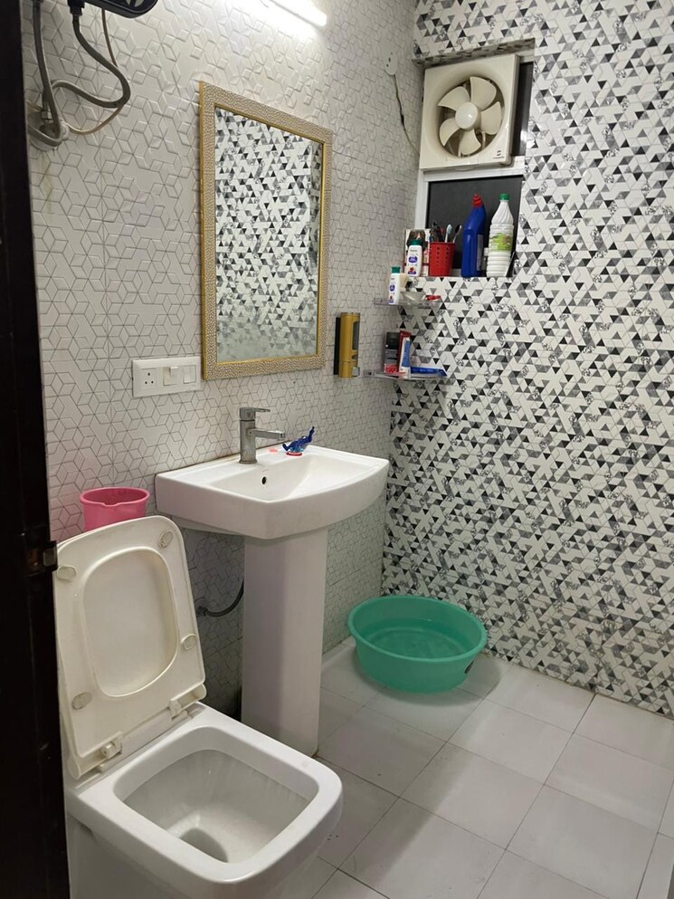 Bathroom, nh 24 3 Bedroom 2000 Sq.Ft. Apartment In Nh 24 Ghaziabad 9812101