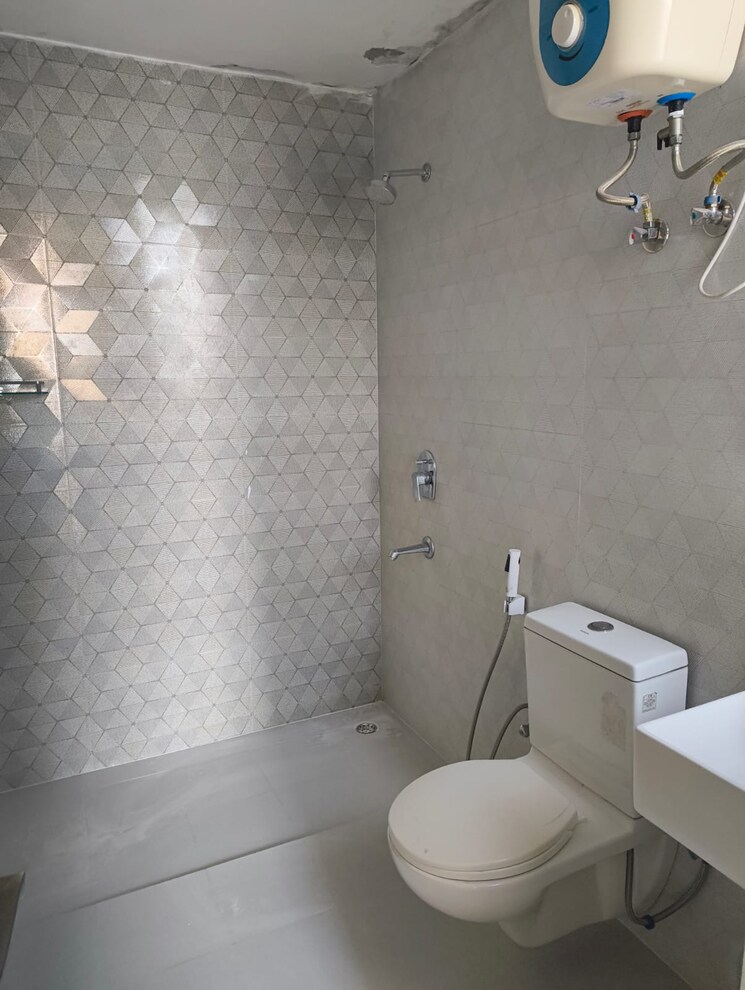 Bathroom, unitech-uniworld-gardens-2 3 Bedroom 1355 Sq.Ft. Apartment In Sector 47 Gurgaon 9811881