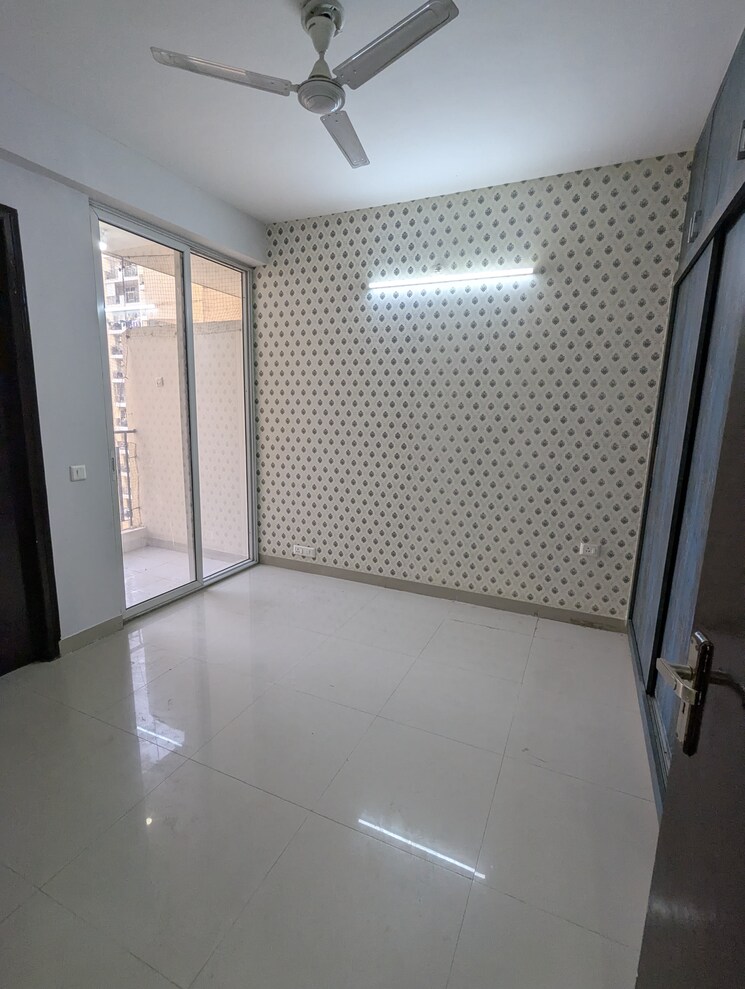 Room, rwa-apartments-sector-40 3.5 Bedroom 170 Sq.Mt. Builder Floor In Sector 40 Noida 9811938