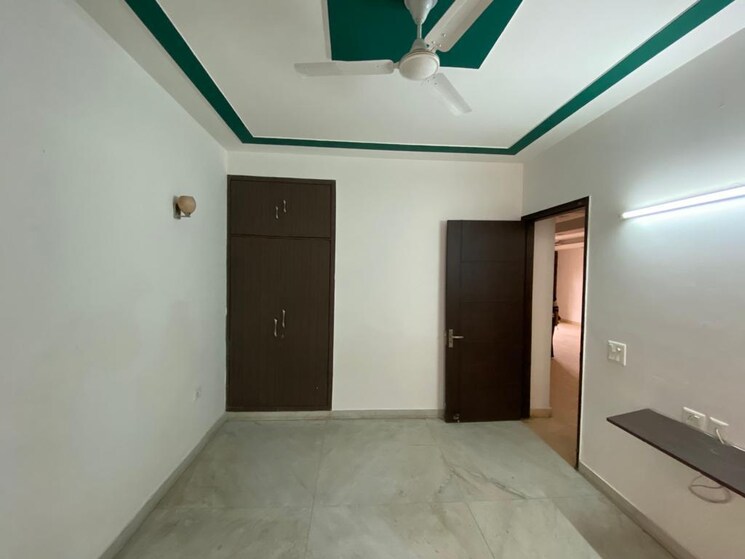 Room, tulip-mall 3 Bedroom 200 Sq.Mt. Builder Floor In Sector 46 Noida 9811999