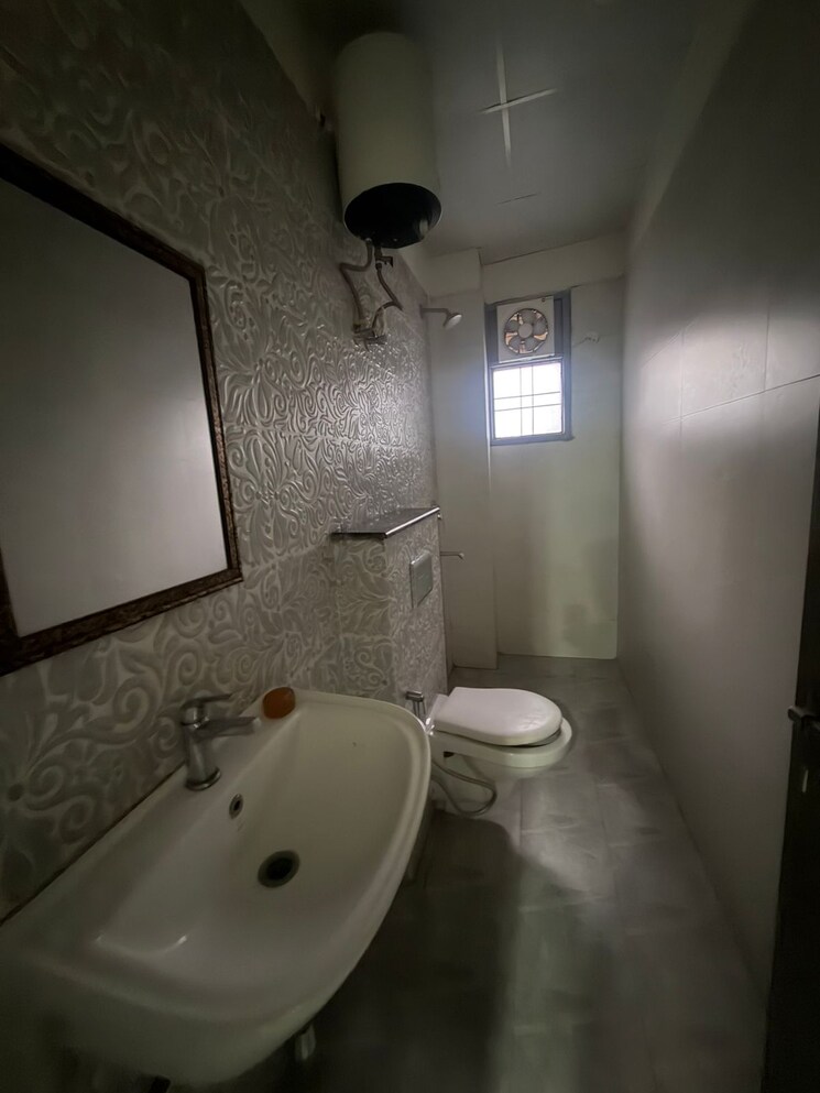 Attached Bathroom, sector 30 3 Bedroom 1700 Sq.Ft. Builder Floor In Sector 30 Gurgaon 9812365