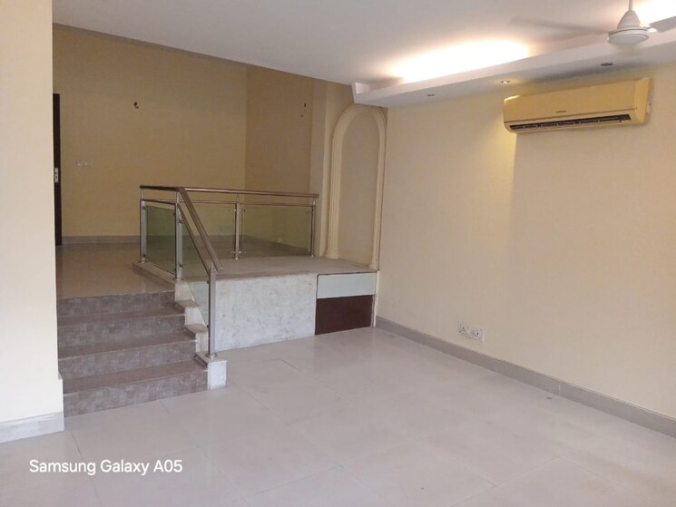 Room, greater kailash ii 3 Bedroom 250 Sq.Yd. Builder Floor In Greater Kailash ii Delhi 9812587