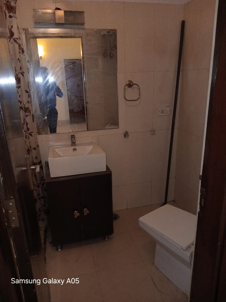 Bathroom, greater kailash ii 3 Bedroom 250 Sq.Yd. Builder Floor In Greater Kailash ii Delhi 9812587