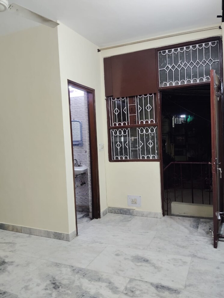 Room, kalkaji 2 Bedroom 1000 Sq.Ft. Builder Floor In Kalkaji Delhi 9812751