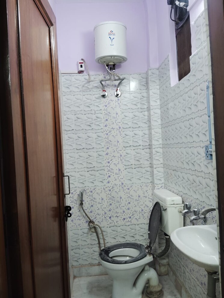 Bathroom, kalkaji 2 Bedroom 1000 Sq.Ft. Builder Floor In Kalkaji Delhi 9812751