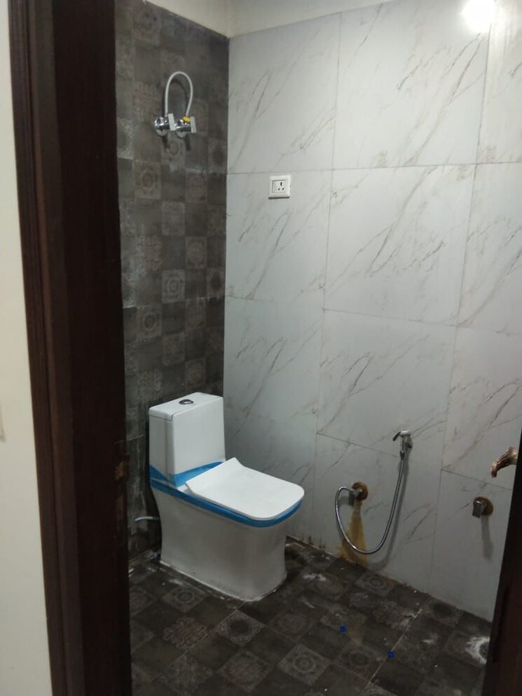 Bathroom, sector 73 2 Bedroom 1000 Sq.Ft. Builder Floor In Sector 73 Noida 9812837