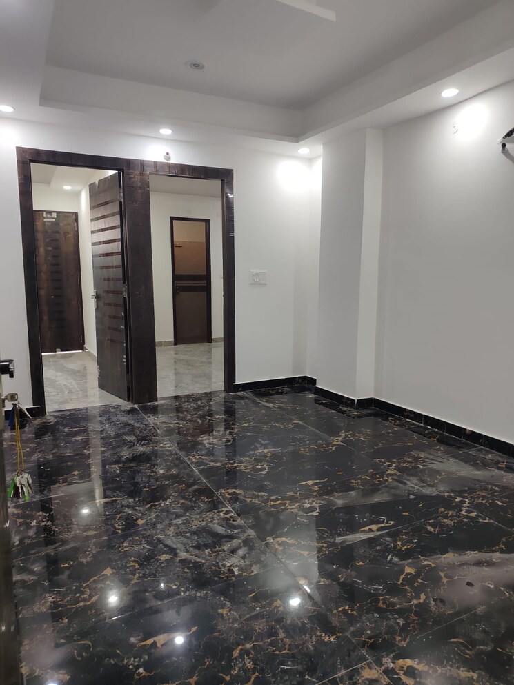 Room, sector 73 2 Bedroom 1000 Sq.Ft. Builder Floor In Sector 73 Noida 9812837