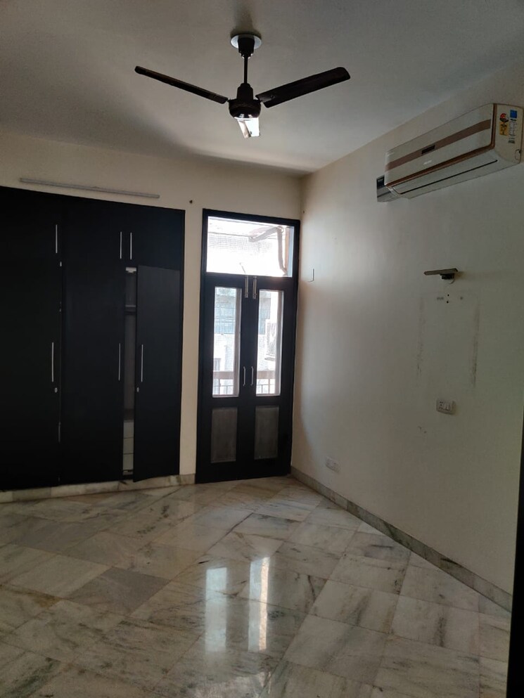 Room, defence colony 3 Bedroom 325 Sq.Yd. Builder Floor In Defence Colony Delhi 9812864