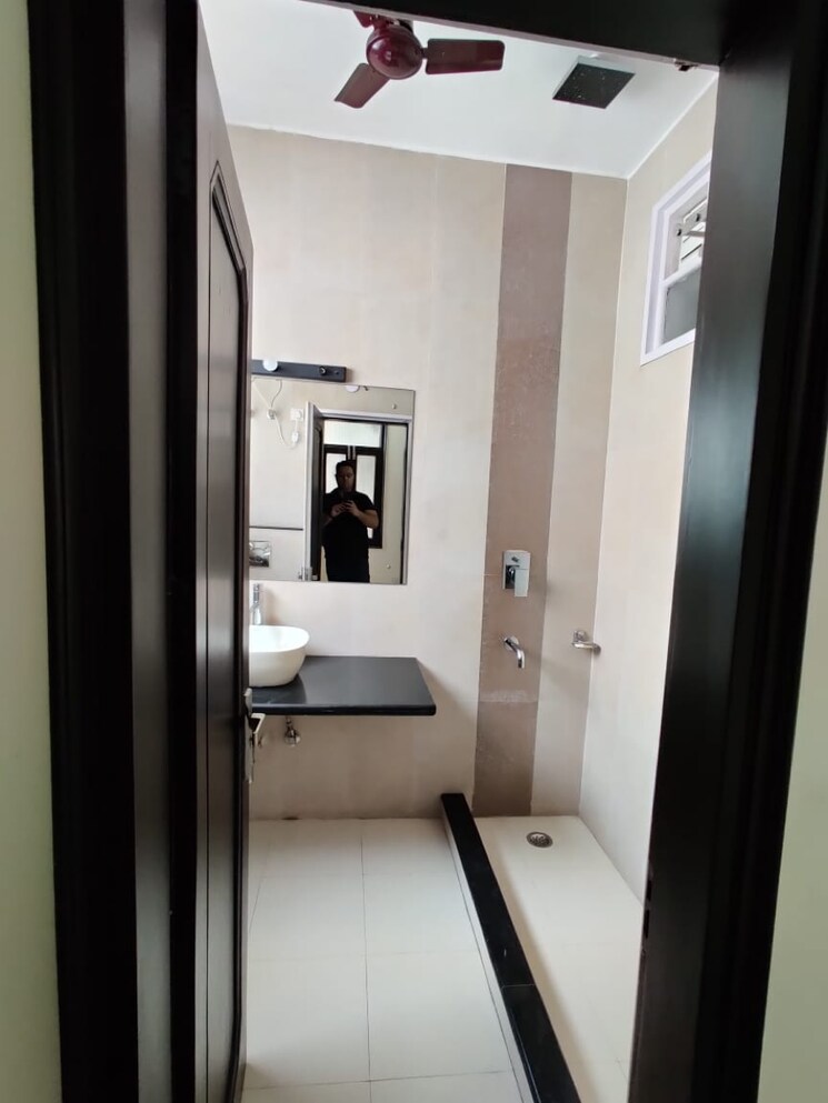 Bathroom, defence colony 3 Bedroom 325 Sq.Yd. Builder Floor In Defence Colony Delhi 9812864