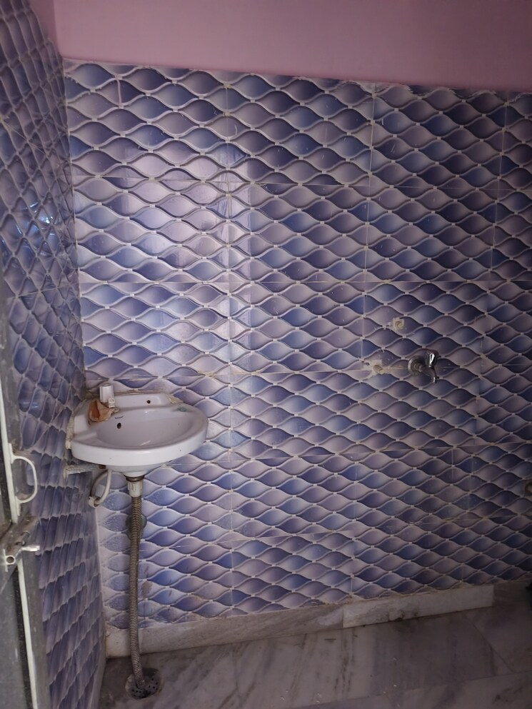 Washroom, keshri nagar Commercial Office Space 1800 Sq.Ft. In Keshri Nagar Patna 9812953