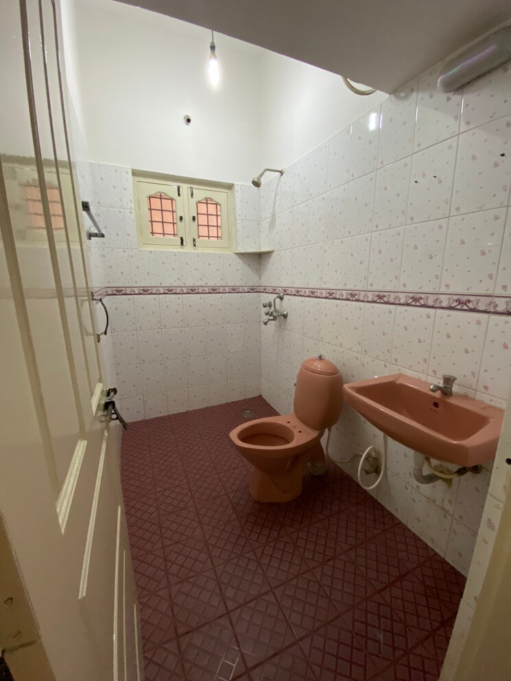 Bathroom, kanaka nagar 2 Bedroom 1200 Sq.Ft. Builder Floor In Kanaka Nagar Bangalore 9813039