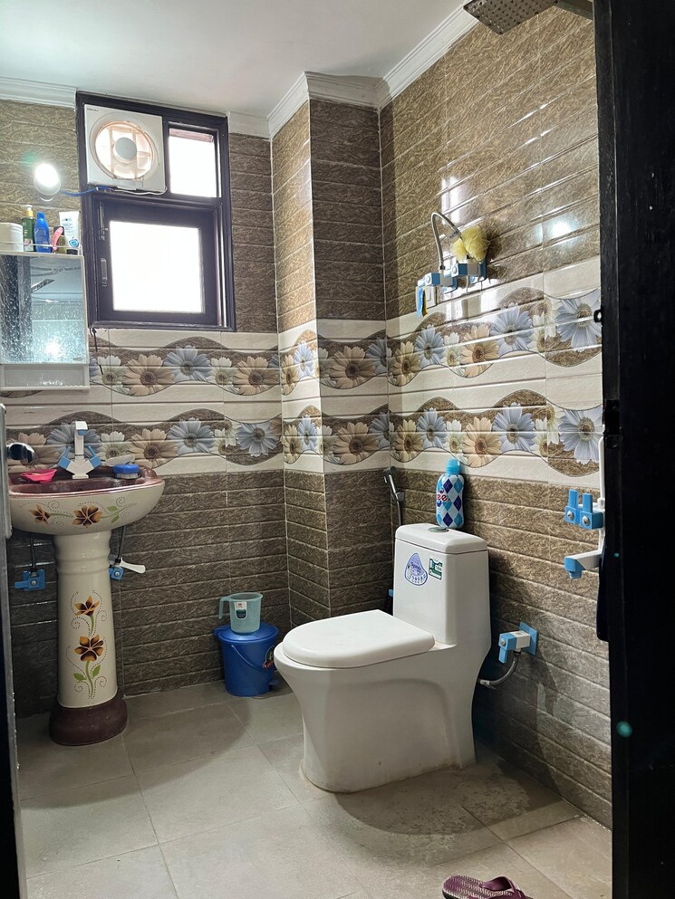 Bathroom, neb sarai 2 Bedroom 850 Sq.Ft. Builder Floor In Neb Sarai Delhi 9813157