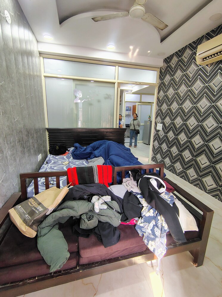 Team Area, sector 23 1.5 Bedroom 800 Sq.Ft. Builder Floor In Sector 23 Gurgaon 9813238