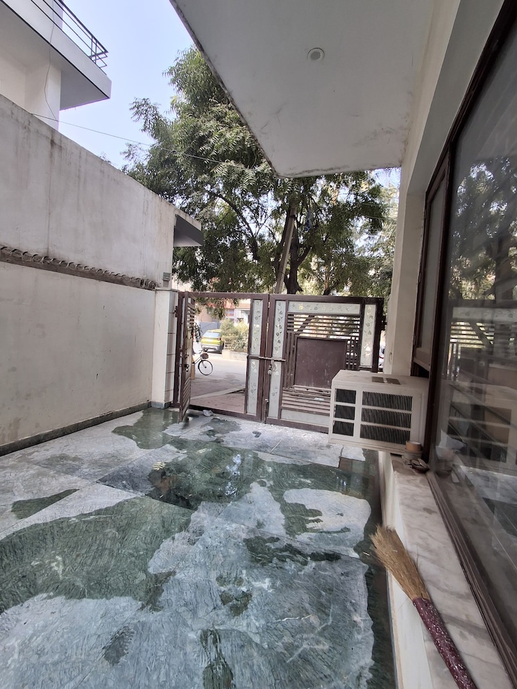 Balcony, sector 23 1 RK 800 Sq.Ft. Builder Floor In Sector 23 Gurgaon 9813258