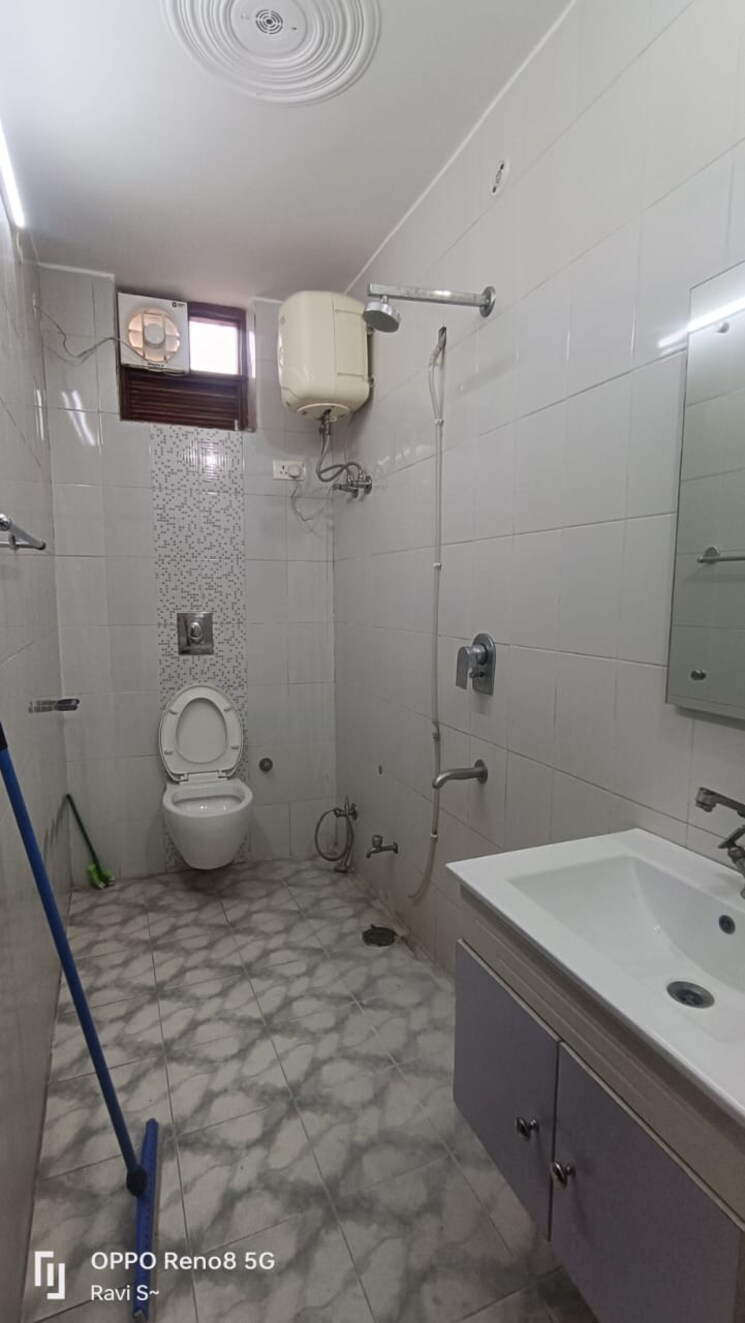 Bathroom, palam-vihar-residents-association 2 Bedroom 1400 Sq.Ft. Builder Floor In Palam Vihar Gurgaon 9813350