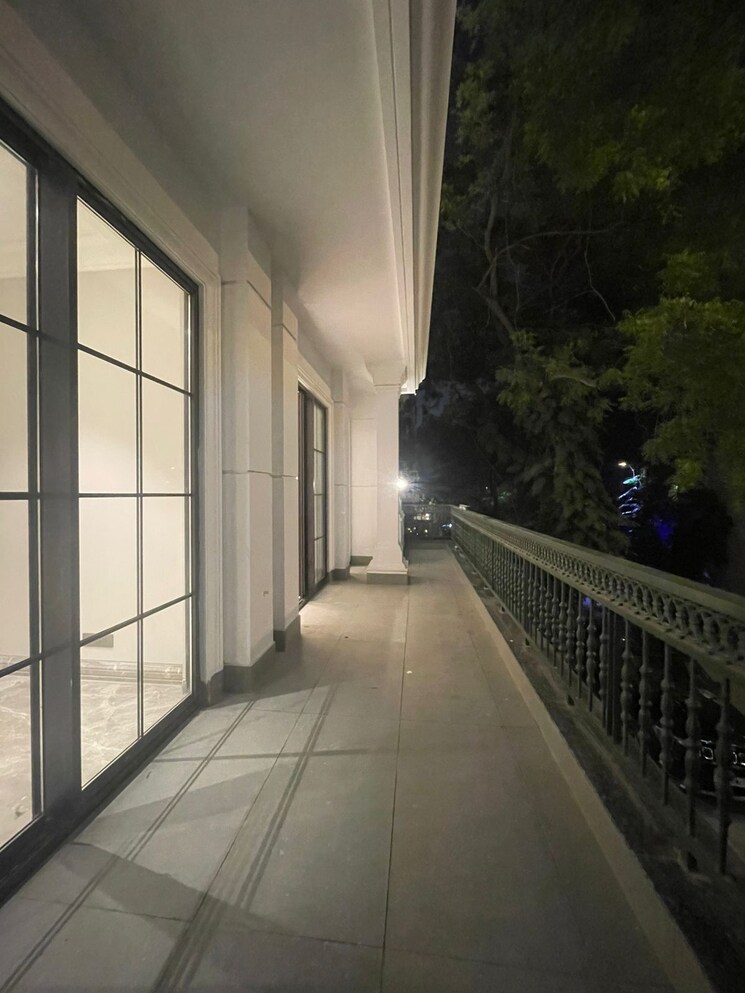 Balcony, defence colony 3 Bedroom 325 Sq.Yd. Builder Floor In Defence Colony Delhi 9813346