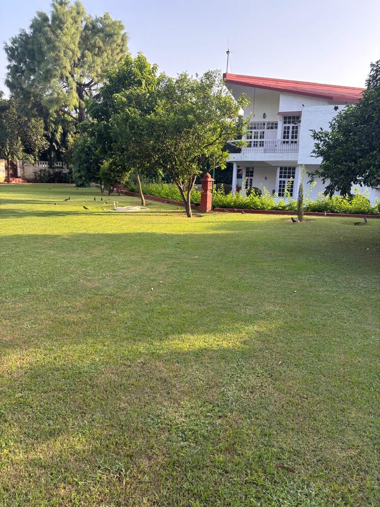 Cover Image, sainik farm 5 Bedroom 3000 Sq.Ft. Villa In Sainik Farm Delhi 9813424