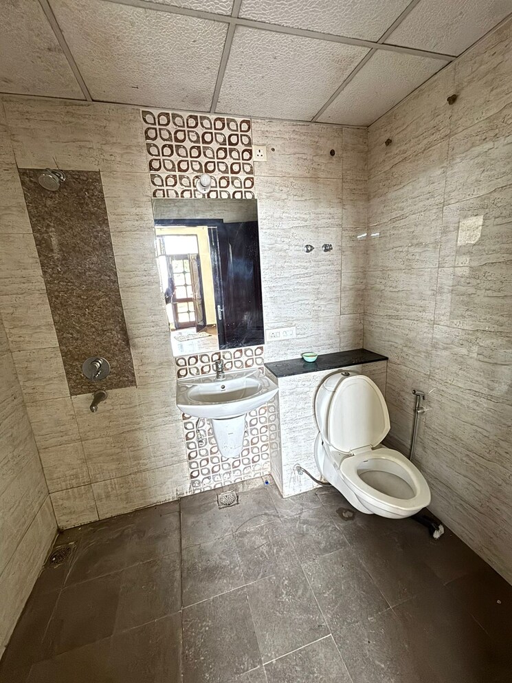 Bathroom, omaxe-silver-birch 3 Bedroom 1640 Sq.Ft. Builder Floor In North Mullanpur Chandigarh 9813664
