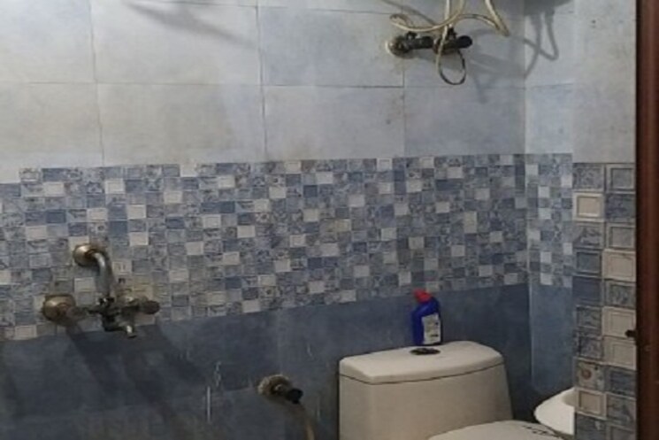Bathroom, sector 62 2 Bedroom 860 Sq.Ft. Builder Floor In Sector 62 Noida 9813874