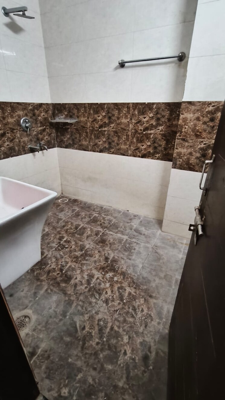 Bathroom, sector 17 2 Bedroom 1800 Sq.Ft. Builder Floor In Sector 17 Faridabad 9814412