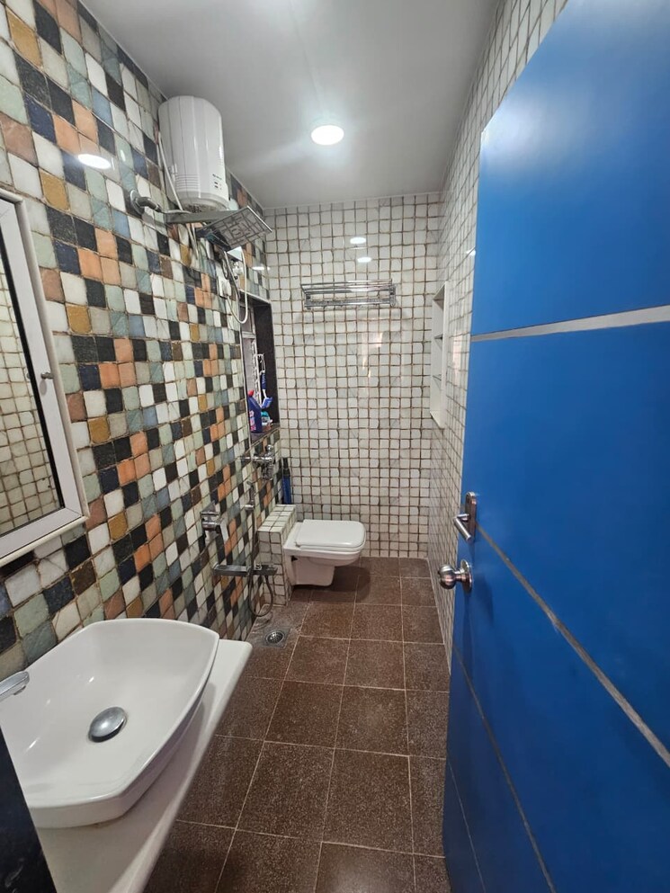 Bathroom, om-viraj-apartment 1 Bedroom 715 Sq.Ft. Apartment In Andheri West Mumbai 9815688