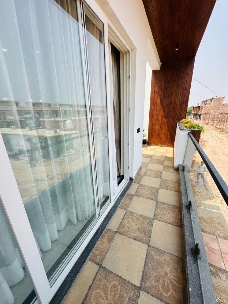 Balcony, high ground 3 Bedroom 115 Sq.Yd. Villa In High Ground Zirakpur 9815564