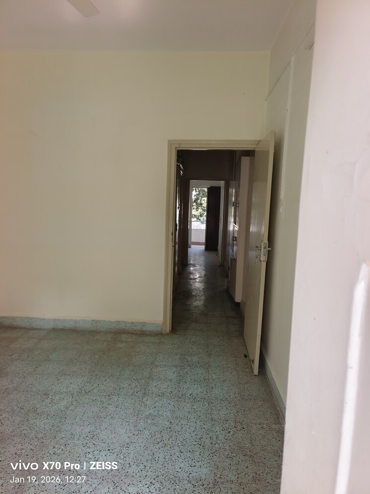 Room, karve nagar Commercial Office Space 1500 Sq.Ft. In Karve Nagar Pune 9816765