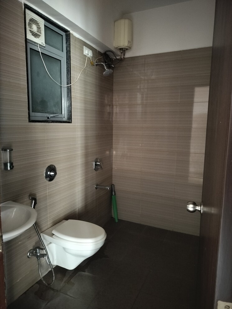Bathroom, amanora-future-towers 3 Bedroom 1550 Sq.Ft. Apartment In Hadapsar Pune 9817396