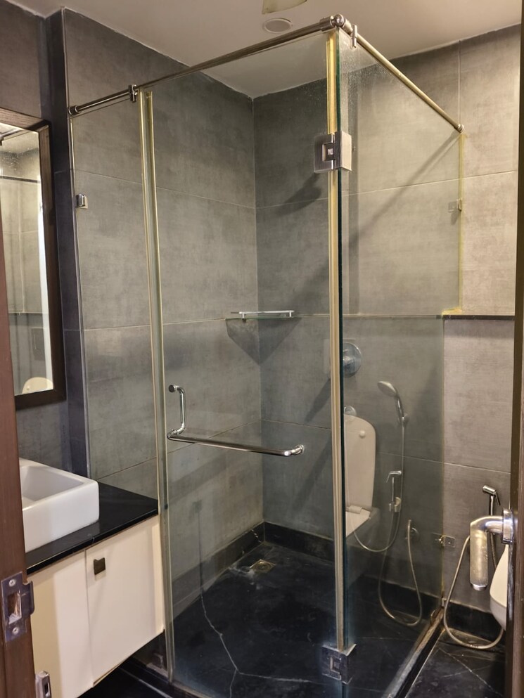 Bathroom, green park 3 Bedroom 1350 Sq.Ft. Builder Floor In Green Park Delhi 9817691
