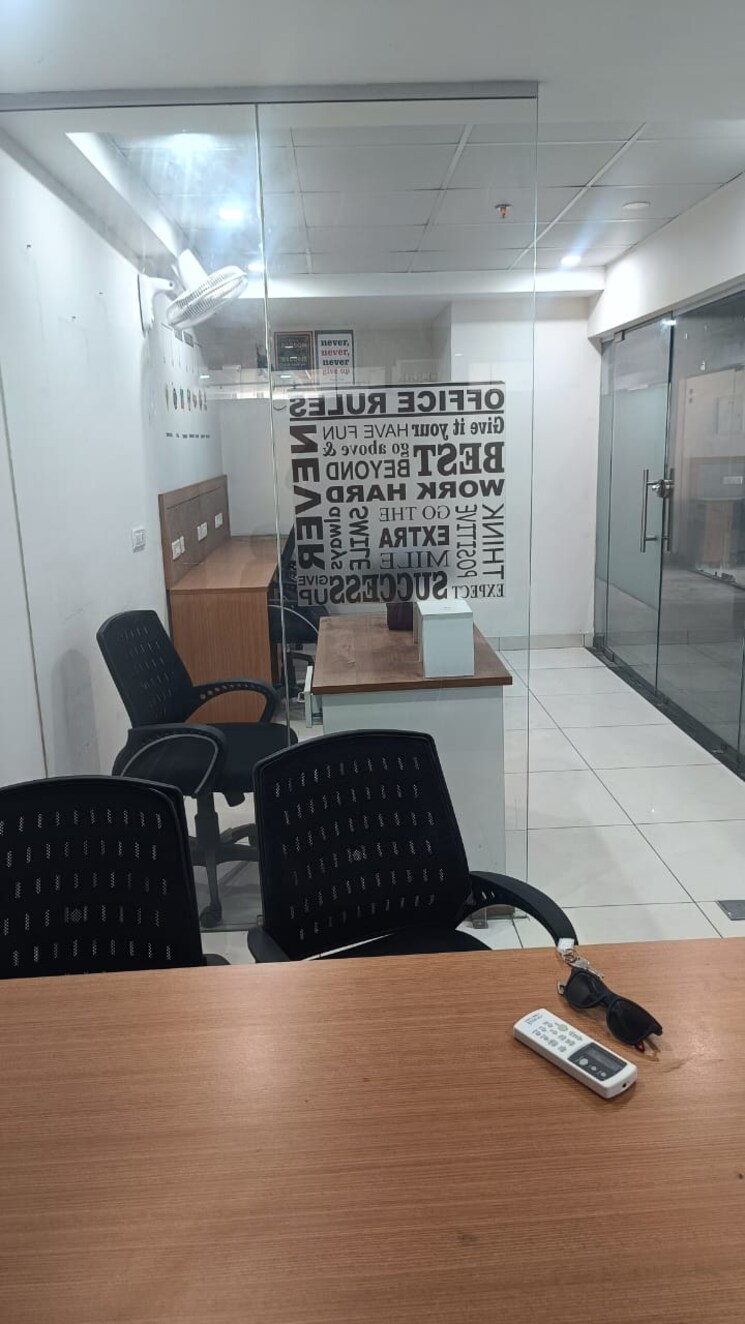 Team Area, vip road Commercial Office Space 650 Sq.Ft. In Vip Road Zirakpur 9818027