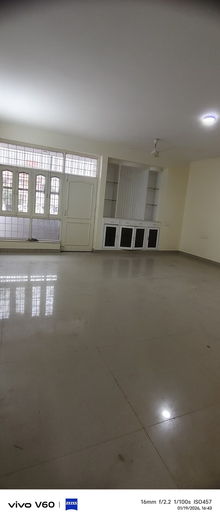 Room, sector 48 4 Bedroom 450 Sq.Mt. Independent House In Sector 48 Noida 9818122