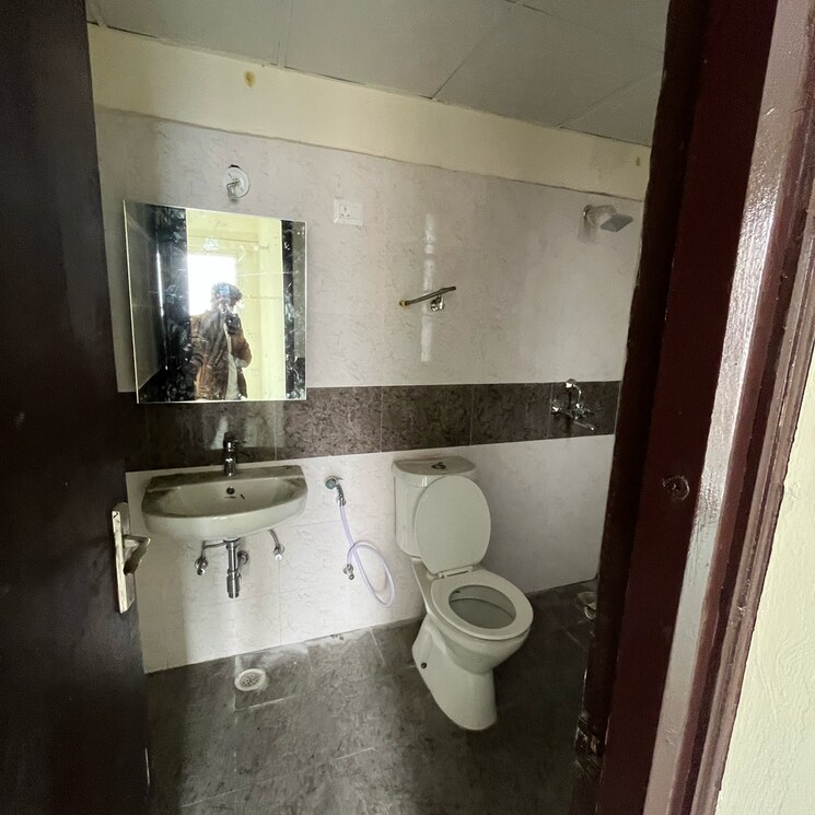 Bathroom, amrapali-crystal-homes 3 Bedroom 1700 Sq.Ft. Apartment In Sector 76 Noida 9818327