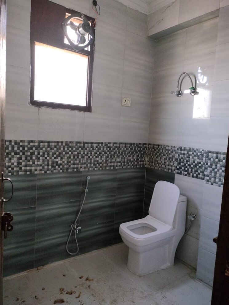 Bathroom, freedom fighters enclave 1 Bedroom 400 Sq.Ft. Builder Floor In Freedom Fighters Enclave Delhi 9818396