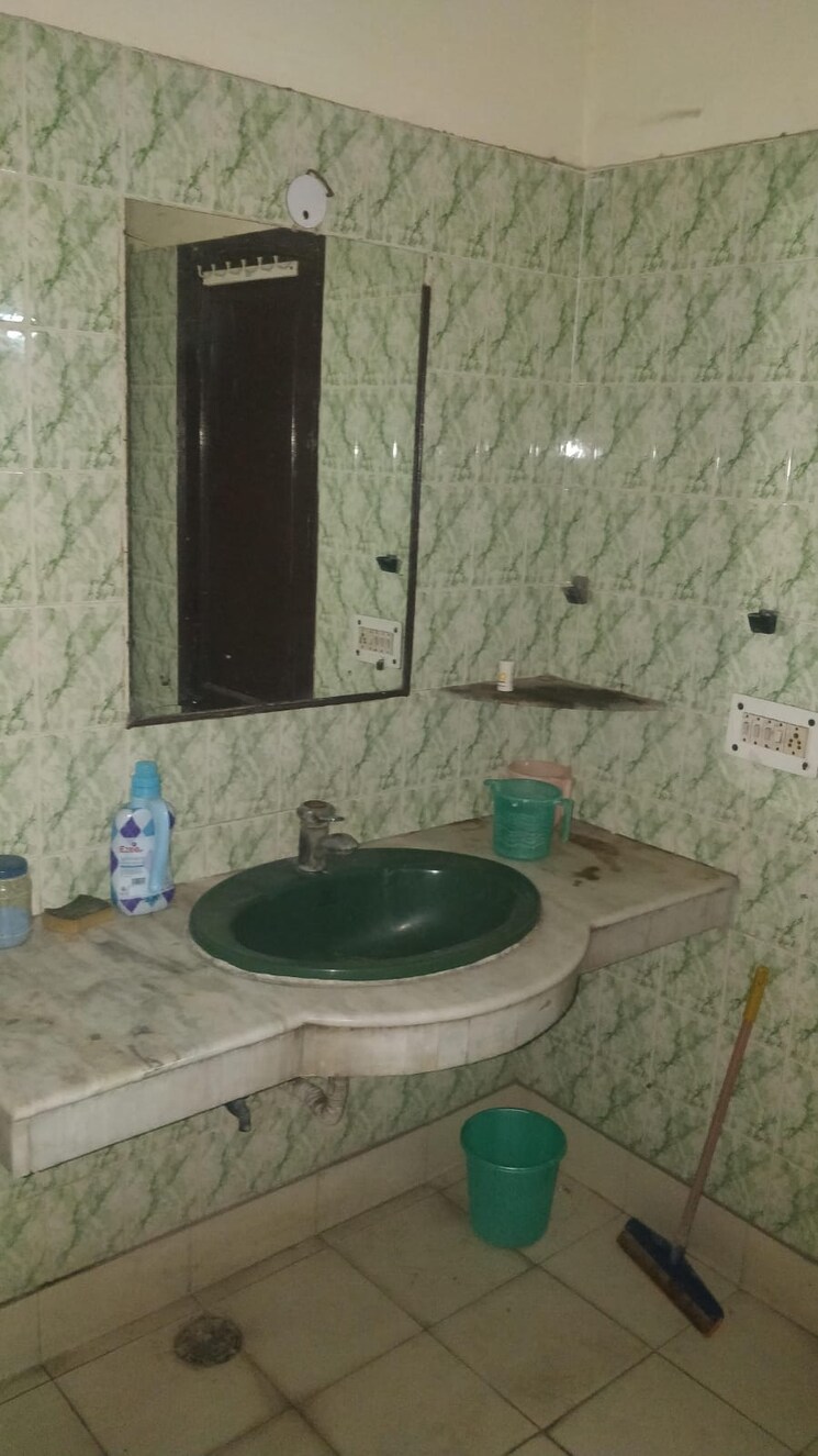 Bathroom, rwa-apartments 2 Bedroom 2000 Sq.Ft. Apartment In Sector 31 Noida 9818597