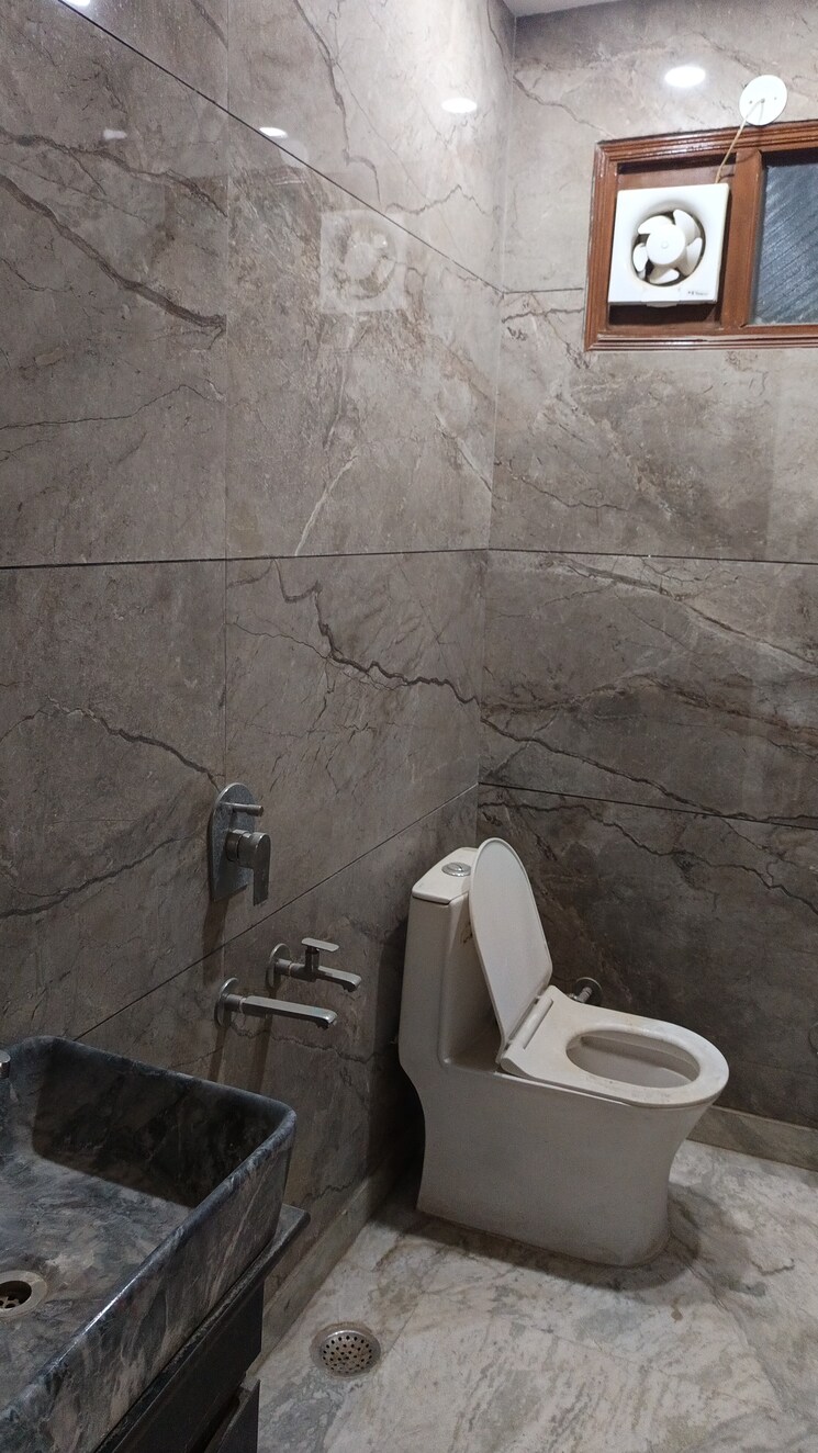 Bathroom, patel nagar 2 Bedroom 1000 Sq.Ft. Builder Floor In Patel Nagar Delhi 9819138