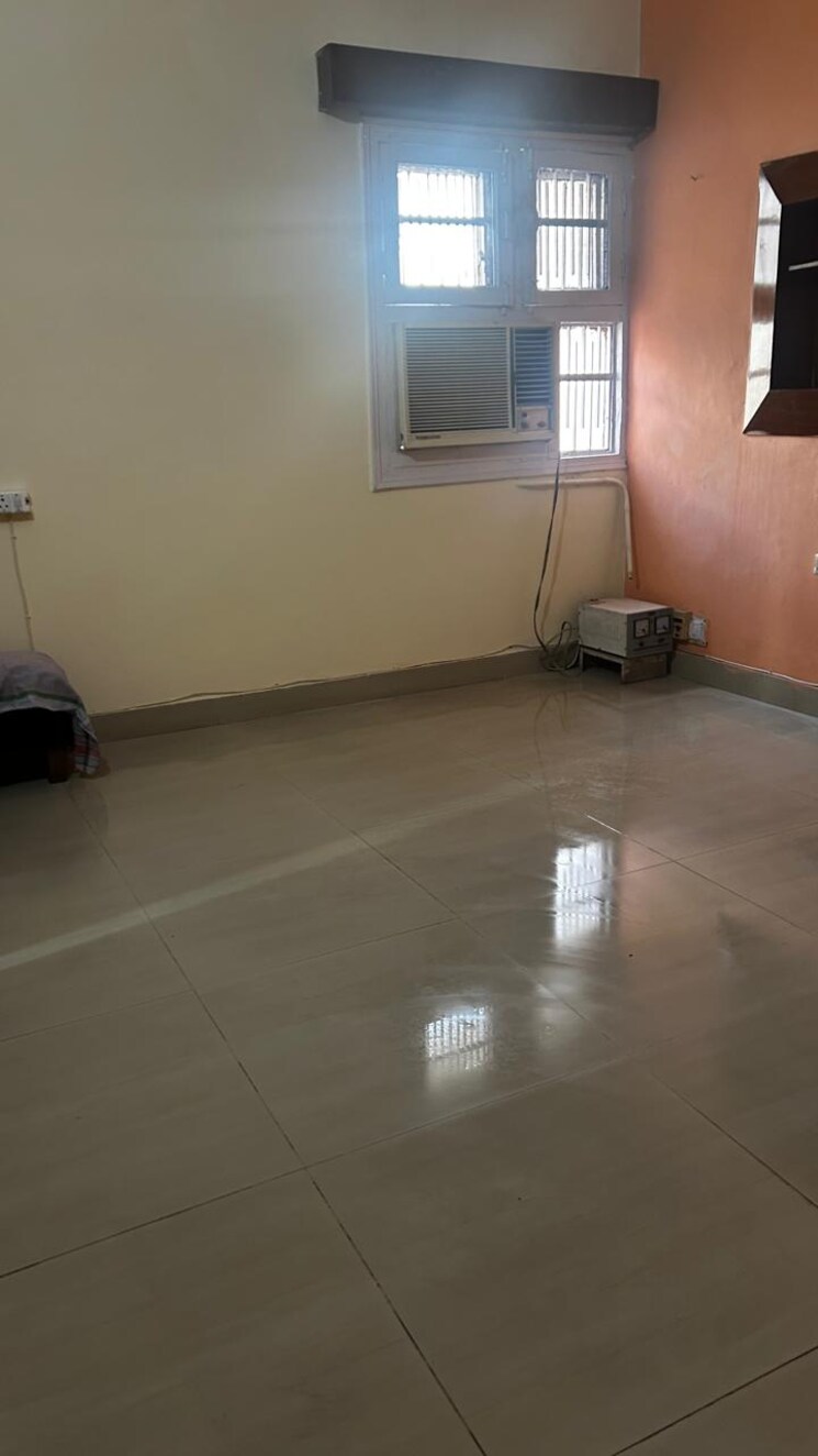 Room, sector 43 3 Bedroom 1000 Sq.Ft. Apartment In Sector 43 Chandigarh 9819264