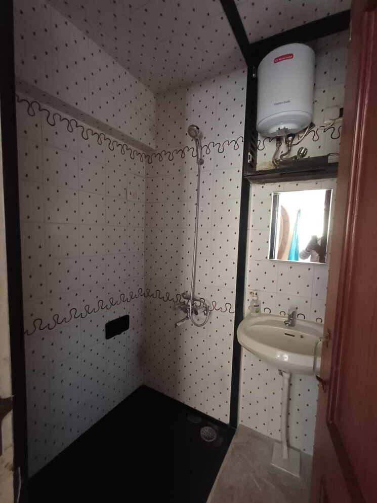 Bathroom, centre-point-society 2 Bedroom 770 Sq.Ft. Apartment In Panch Pakhadi Thane 9819397