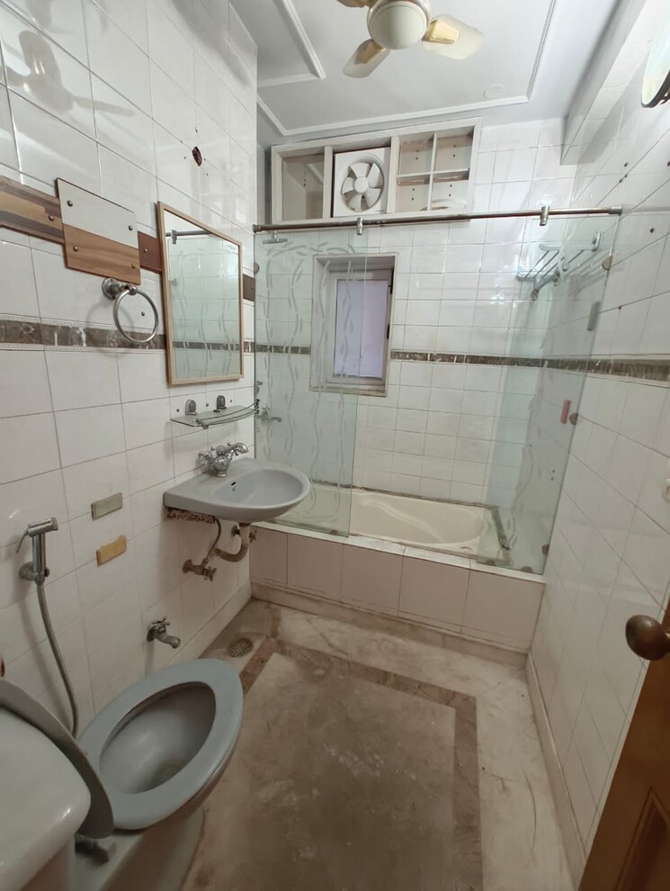 Bathroom, masjid moth 2 Bedroom 1100 Sq.Ft. Builder Floor In Masjid Moth Delhi 9819497