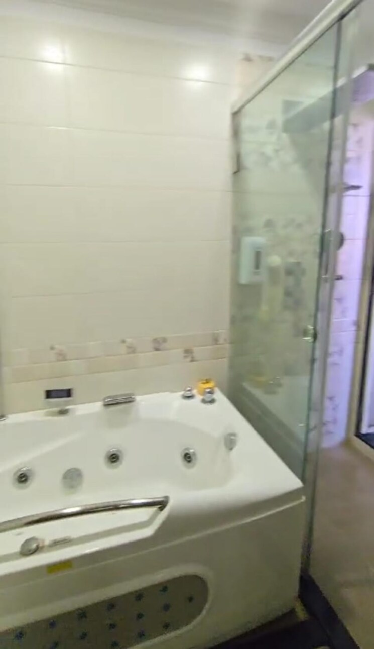 Bathroom, hiranandani-estate-burlington 4 Bedroom 1750 Sq.Ft. Apartment In Ghodbunder Road Thane 9819611