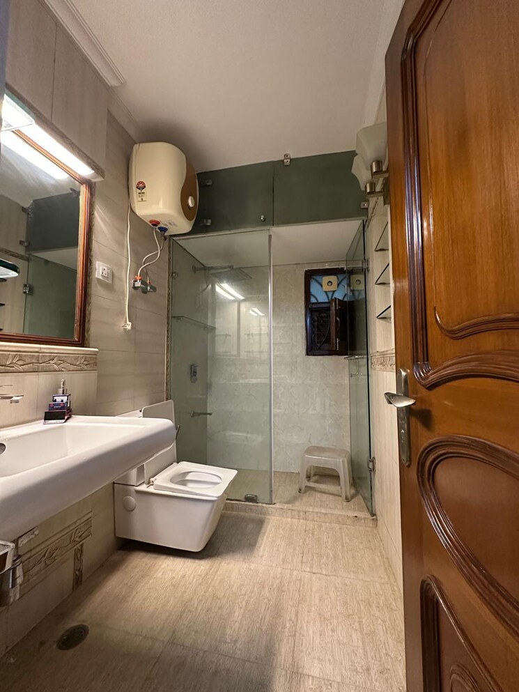 Kitchen, sarvapriya vihar 3 Bedroom 250 Sq.Yd. Builder Floor In Sarvapriya Vihar Delhi 9819651