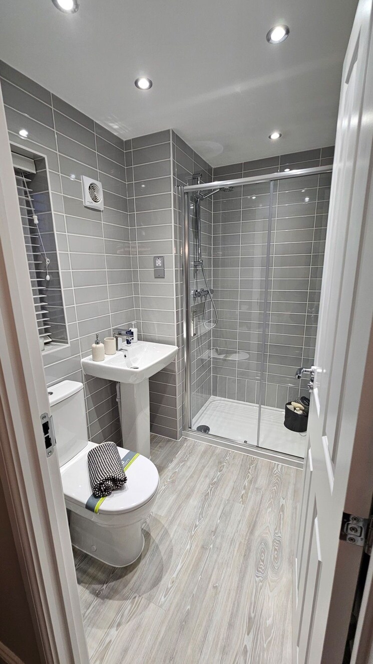 Bathroom, raheja-acropolis 2.5 Bedroom 900 Sq.Ft. Apartment In Deonar Mumbai 9819719